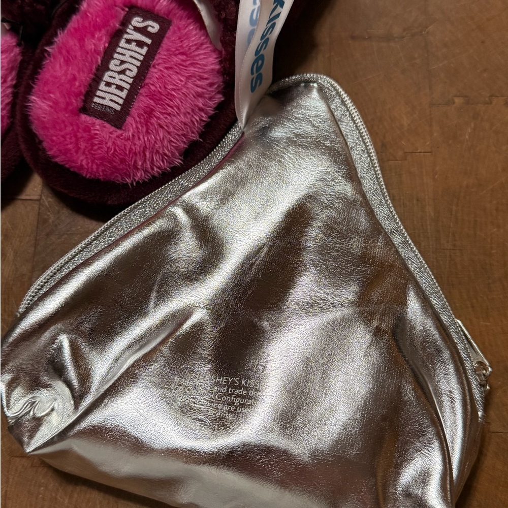 Hershey's Maroon and White Slippers Sz 2/3 with Silver Kiss Shaped Pouch - Picture 6 of 7